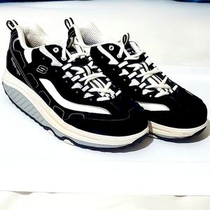 SKECHERS SHAPE-UPS ATHLETIC SHOES. WOMENS Sz:10 GREAT CONDITION.